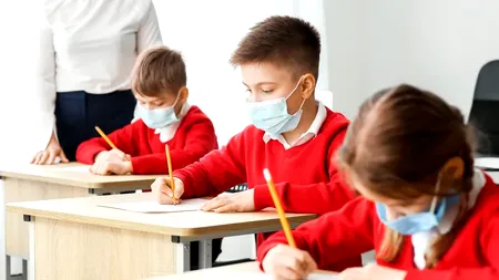 Revin elevii la școala online? Prețuri uriașe la curent și gaze: „Copilul oricum vine cu haina la școală”