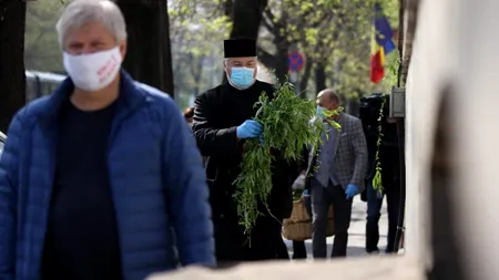 SĂRBĂTORI. Daniel Tudorache, primarul Sectorului 1, și un preot au împărțit ramuri de salcie bucureștenilor: Căminul fiecărui creștin va fi propria bazilică - FOTO