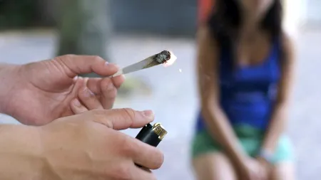 Caz șocant în Bistrița-Năsăud: Un bărbat în vârstă de 71 de ani, suspectat că a oferit DROGURI unei adolescente în schimbul unor favoruri sexuale