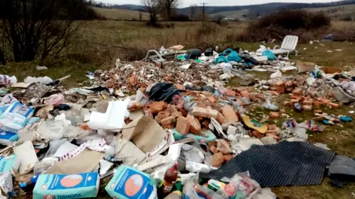 Primărie din Bistrița-Năsăud, amendată cu 15.000 de lei pentru că a încercat să ascundă un depozit ilegal de deșeuri