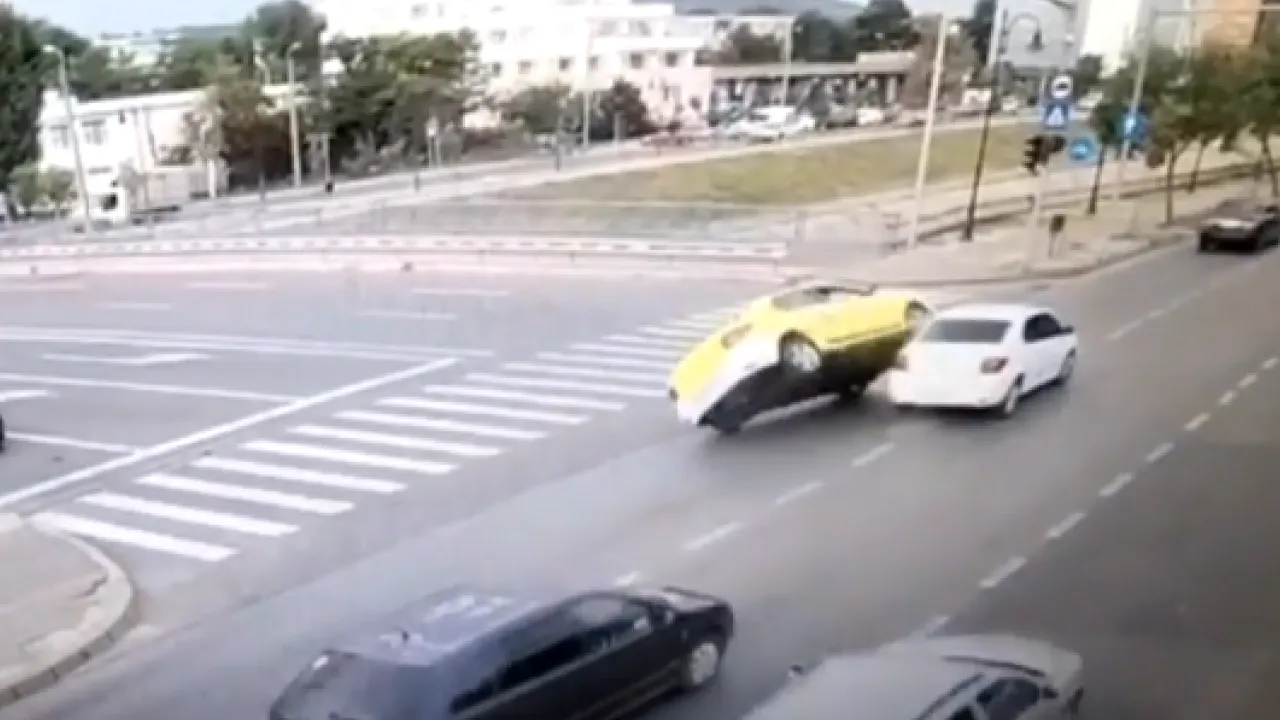 ACCIDENT cu 4 victime la Iași, după ce un șofer a tras brusc la stânga fără se asigure