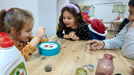 VIDEO | Copiii din Craiova fac teste pe roboți și experimente cu vulcani în miniatură: „Aducem în fața lor materiile viitorului prin metode interactive”