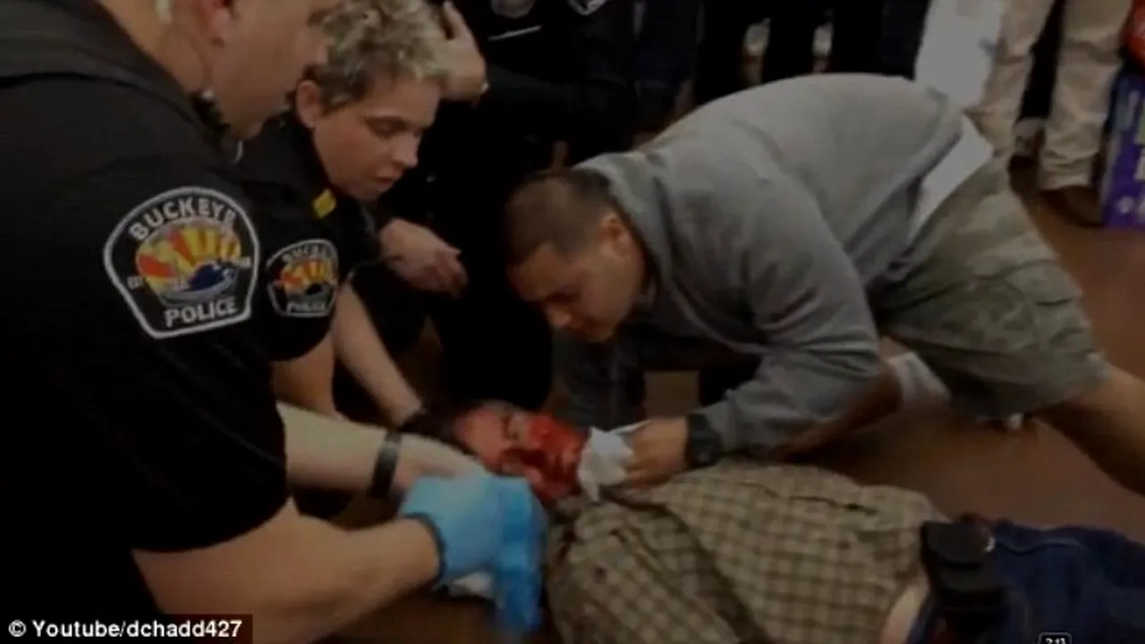 BLACK FRIDAY. Americanii s-au bătut și au tras cu arma pentru a cumpăra produse la promoție. VIDEO