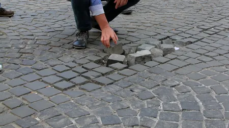 Cererile primarului de la 3, Robert Negoiță, către edilul șef Sorin Oprescu: Refaceți pavajul din Centrul Vechi