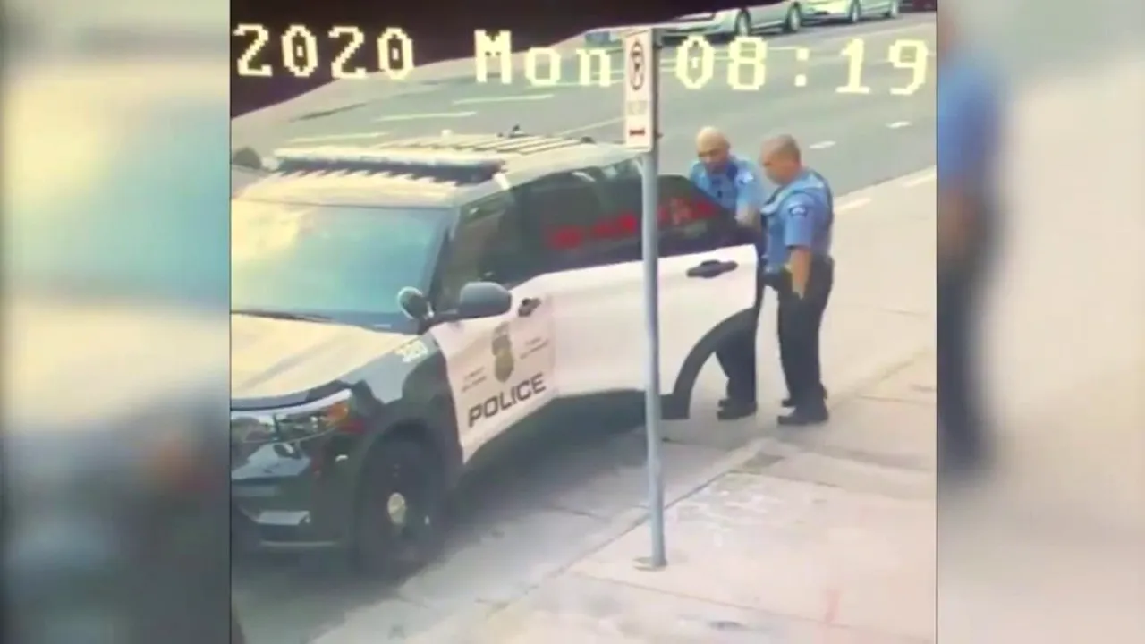 GEORGE FLOYD. O nouă filmare îl arată pe George Floyd că se luptă în interiorul mașinii de poliție cu puțin timp înainte de a fi„ucis”