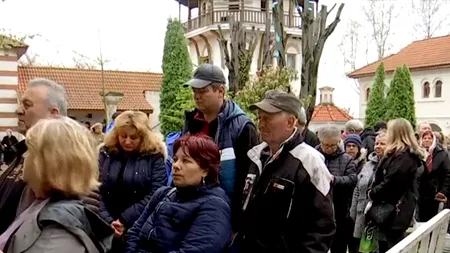 Cozi uriașe la apă sfințită în mănăstirile din țară. Credincioși: ”O bem pentru sănătate, stropim prin casă”