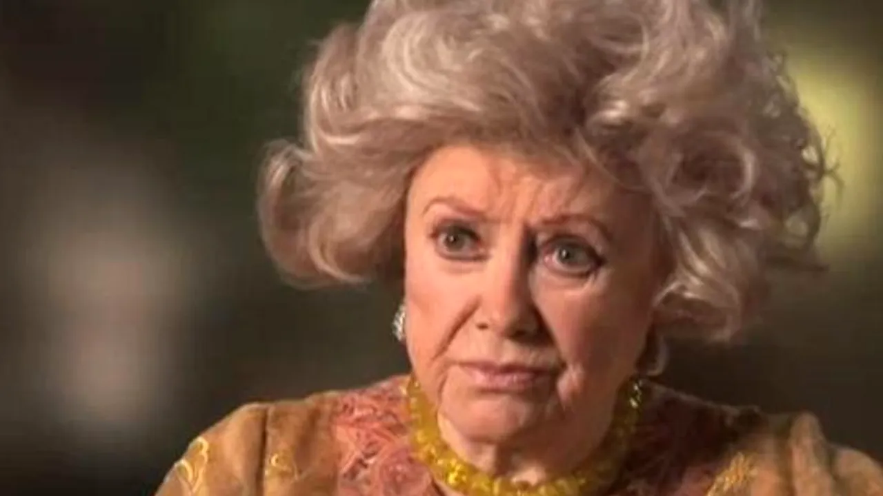 Phyllis Diller, o pionieră a show-urilor de stand up comedy, a murit la vârsta de 95 de ani. VIDEO