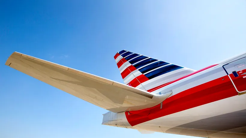 SCANDAL la American Airlines, după ce un însoțitor de bord a fost acuzat că spiona femeile la toaletă. O minoră a găsit un smartphone lipit de capac
