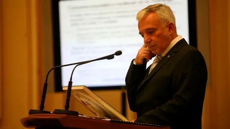 Mama, Isărescu, Țiriac și Bill Gates sunt modelele în materie financiară pentru tinerii români - Sondaj