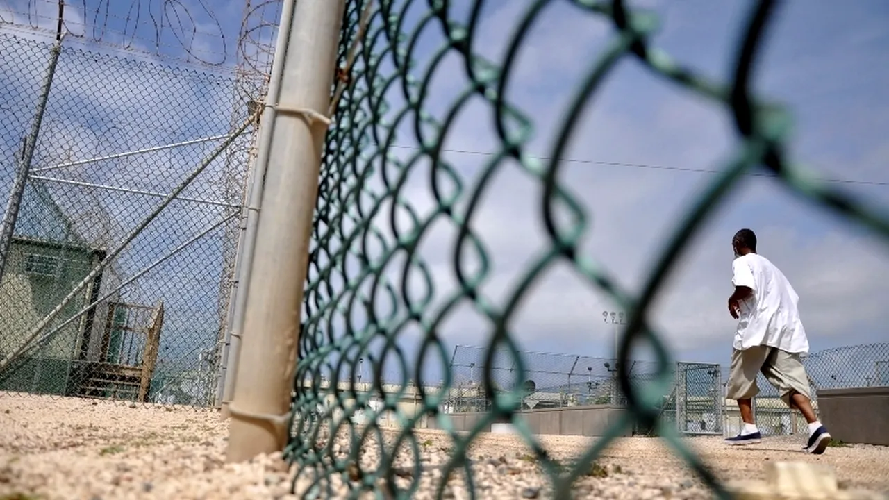 Anumiți deținuți de la GUANTANAMO erau interogați deși luau medicamente antipsihotice. 