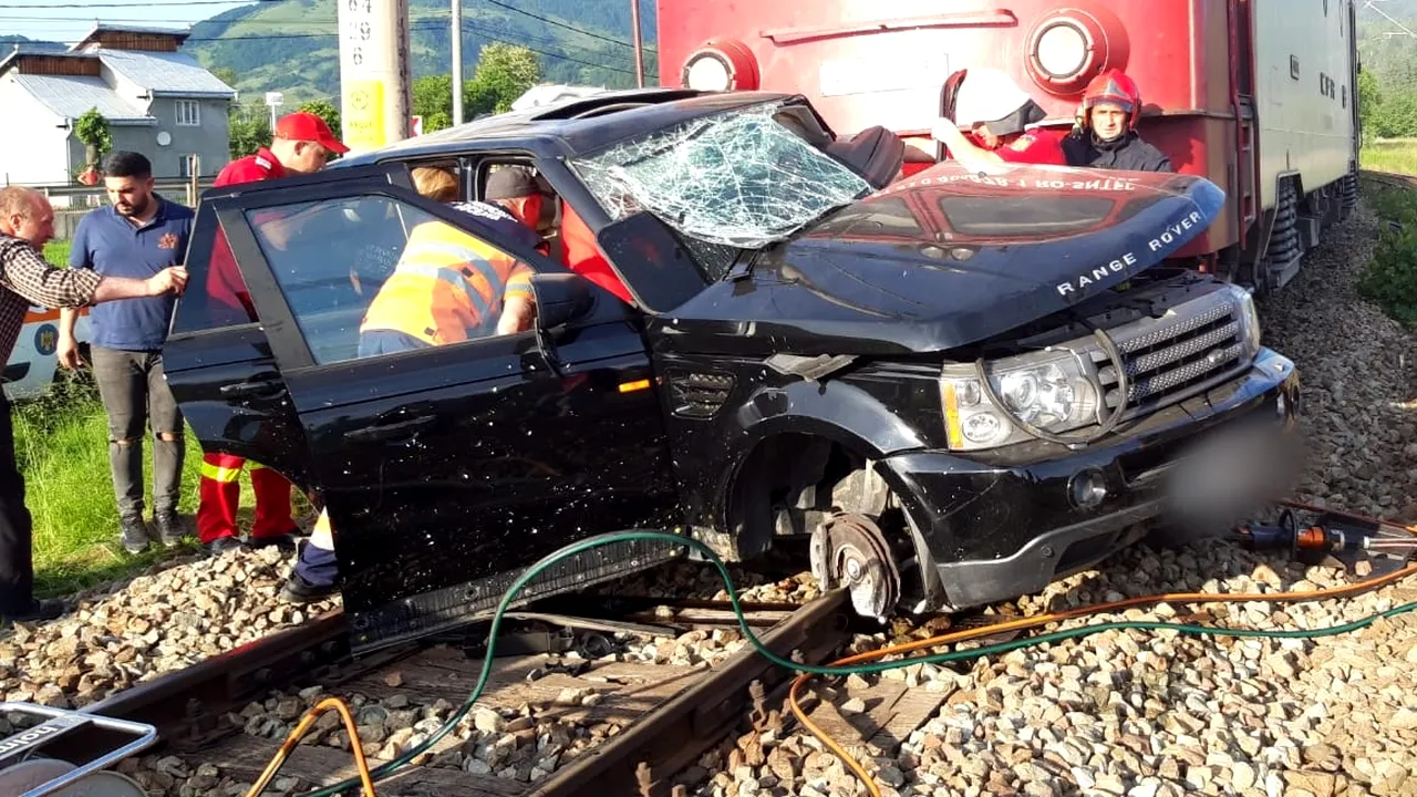 Accident grav în județul Suceava: Un șofer a ajuns în stare gravă la spital după ce mașina în care se afla a fost lovită de tren
