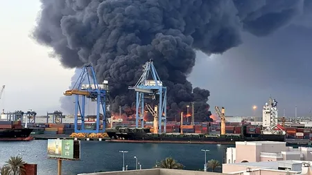 Atac cu rachete iraniene în Dubai. Un petrolier kuweitian, încarcat cu două milioane de barili de țiței, în flăcări. Patru persoane au fost rănite