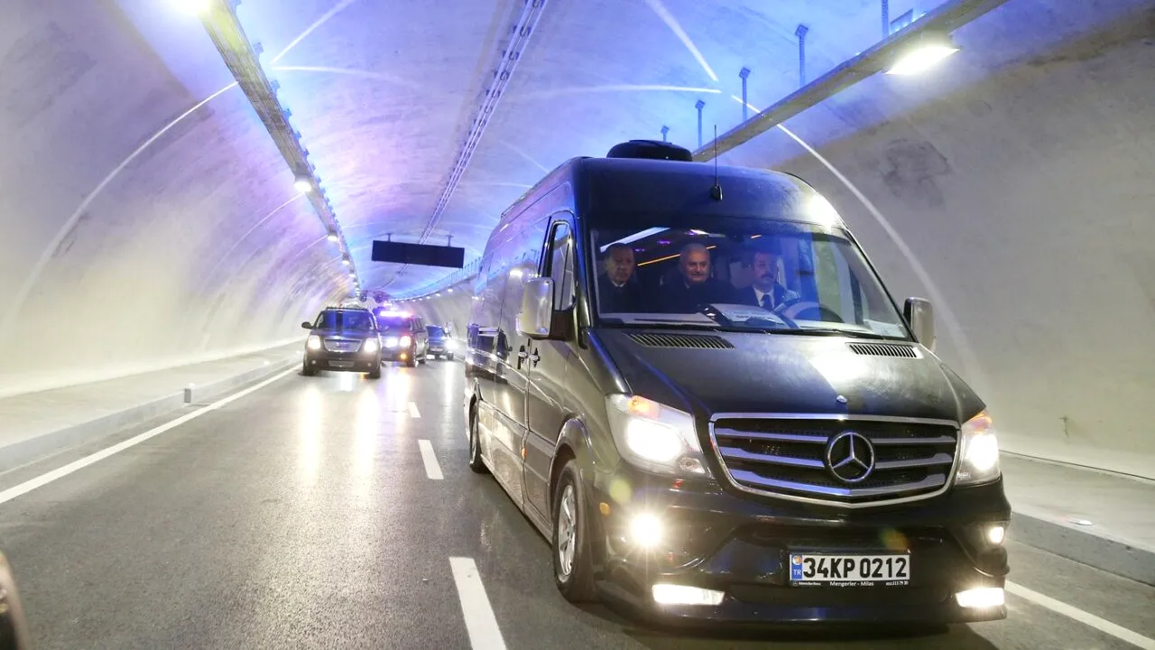 Tunelul subacvatic care conectează două continente. Este considerat o 