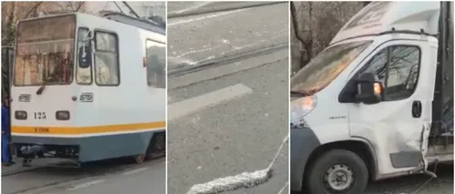 VIDEO | Un tramvai a deraiat în zona Baicului din Capitală. Mai multe mașini au fost avariate