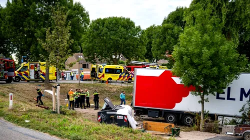 UPDATE | FOTO - VIDEO - Șase oameni au murit şi șapte au fost răniți după ce un camion a intrat într-o mulțime aflată la o petrecere în aer liber, în Olanda