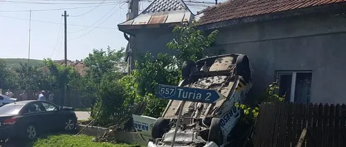 O mașină a fost proiectată în gardul unei case, în urma unui accident produs în județul Olt
