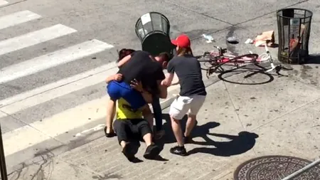Un șofer și un biciclist au început să se bată în centrul New York-ului. În cât timp a venit poliția?