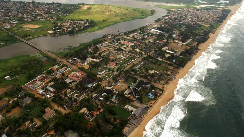 Cel puțin 16 persoane au fost ucise într-o stațiune balneară din Coasta de Fildeș, frecventată de turiști occidentali. UPDATE