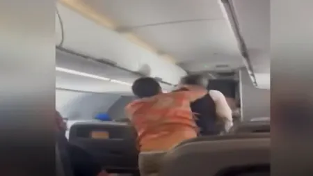 VIDEO | Însoțitor de zbor lovit cu bestialitate de un pasager furios: „Sunt zece ucigași în acest avion”