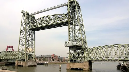 Podul din Rotterdam, construit în 1878 a fost demontat pentru a lăsa să treacă iahtul lui Jeff Bezos