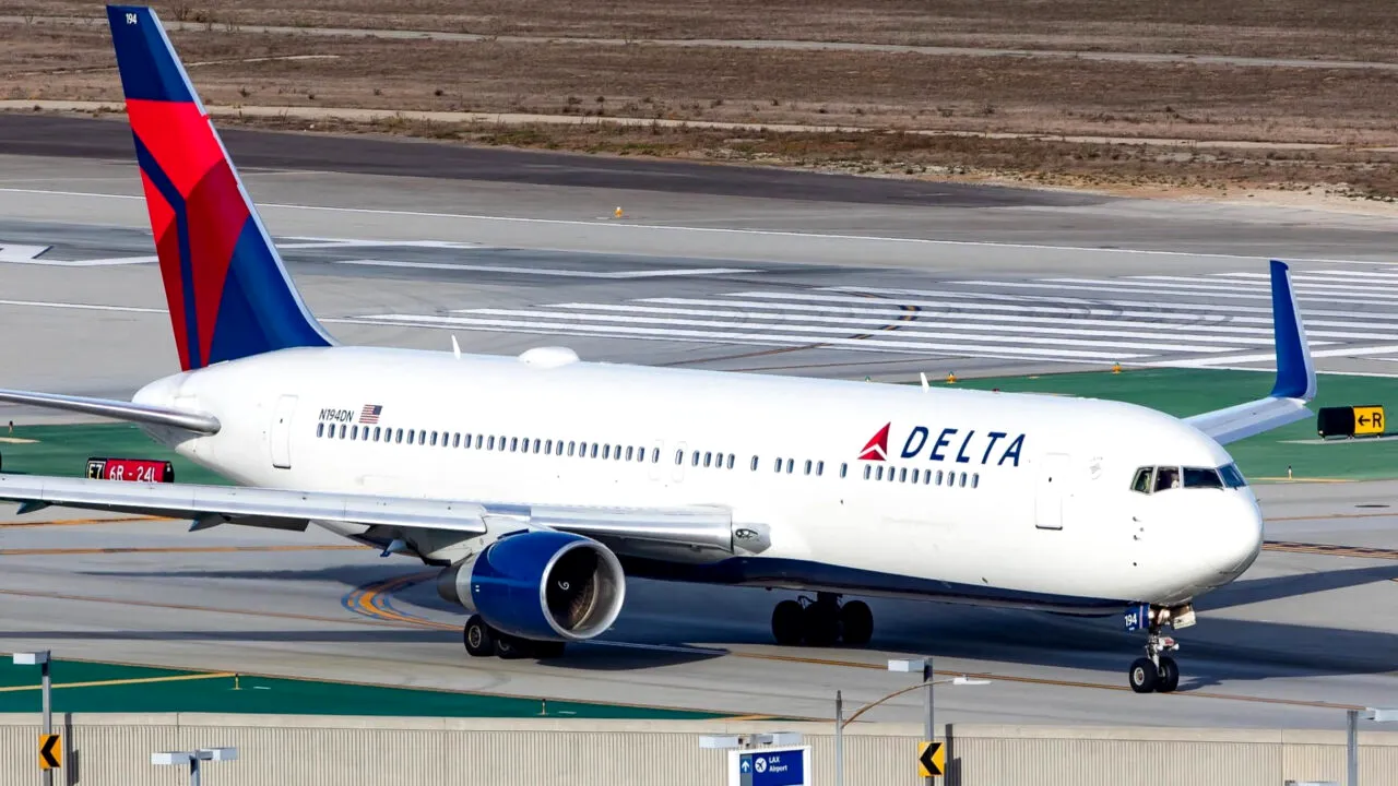 Incident aviatic de Ziua Independenței: un avion al Delta Air Lines, lovit de un foc de artificii în timpul aterizării. „Tocmai am auzit o explozie