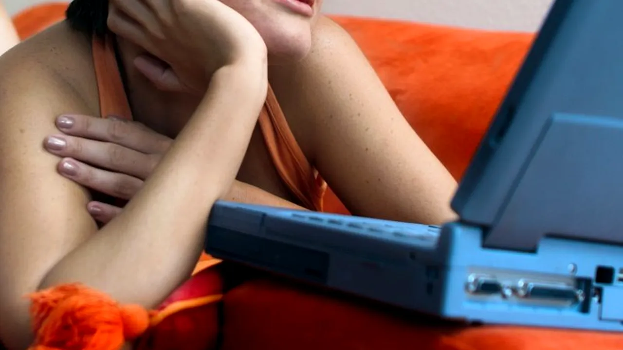 70% dintre tinerii români, HĂRȚUIȚI pe internet. VIDEO