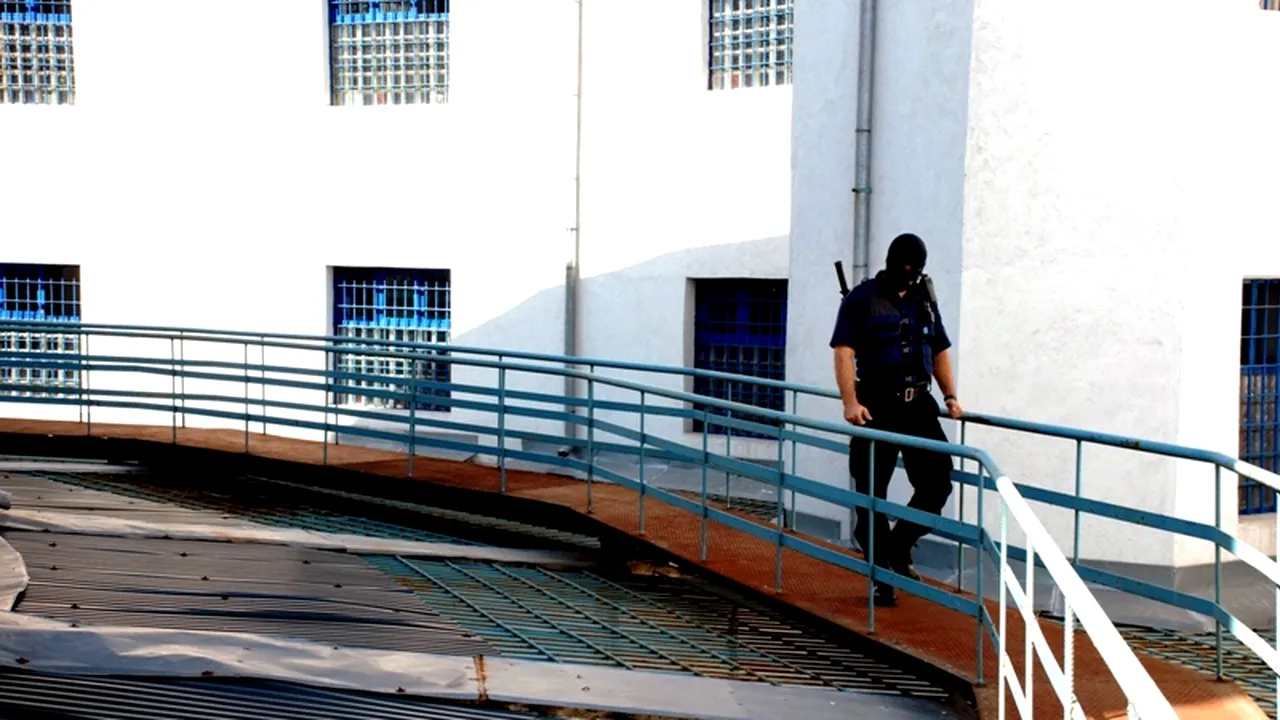 Deținutul de la Penitenciarul Craiova care s-a urcat pe clădirea închisorii a renunțat la protest