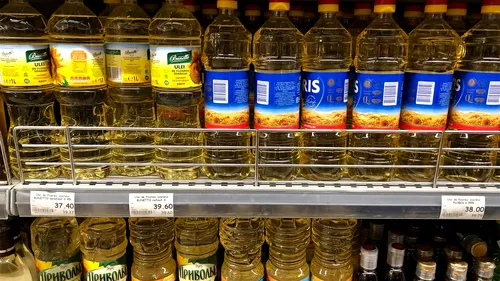 Scumpiri extreme! Câți lei costă o sticlă de 1 litru de ulei de floarea soarelui în Lidl, Mega Image, Carrefour și Auchan