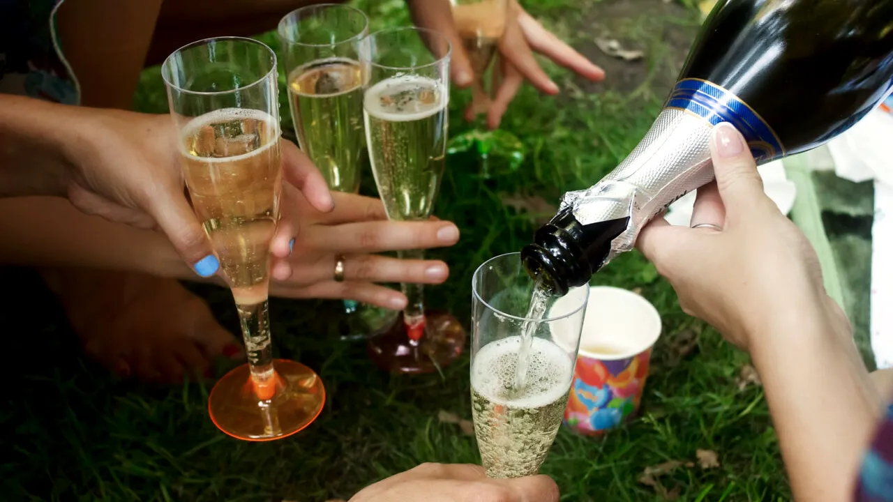 Cum se desface corect sticla de ȘAMPANIE. Trucuri pentru evitarea incidentelor