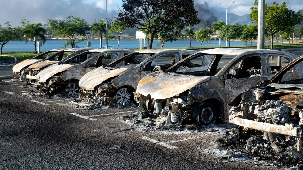 Trei români au anunţat autorităţile că se află în Noua Caledonie, teritoriul francez unde Macron a decretat stare de URGENȚĂ din cauza revoltelor