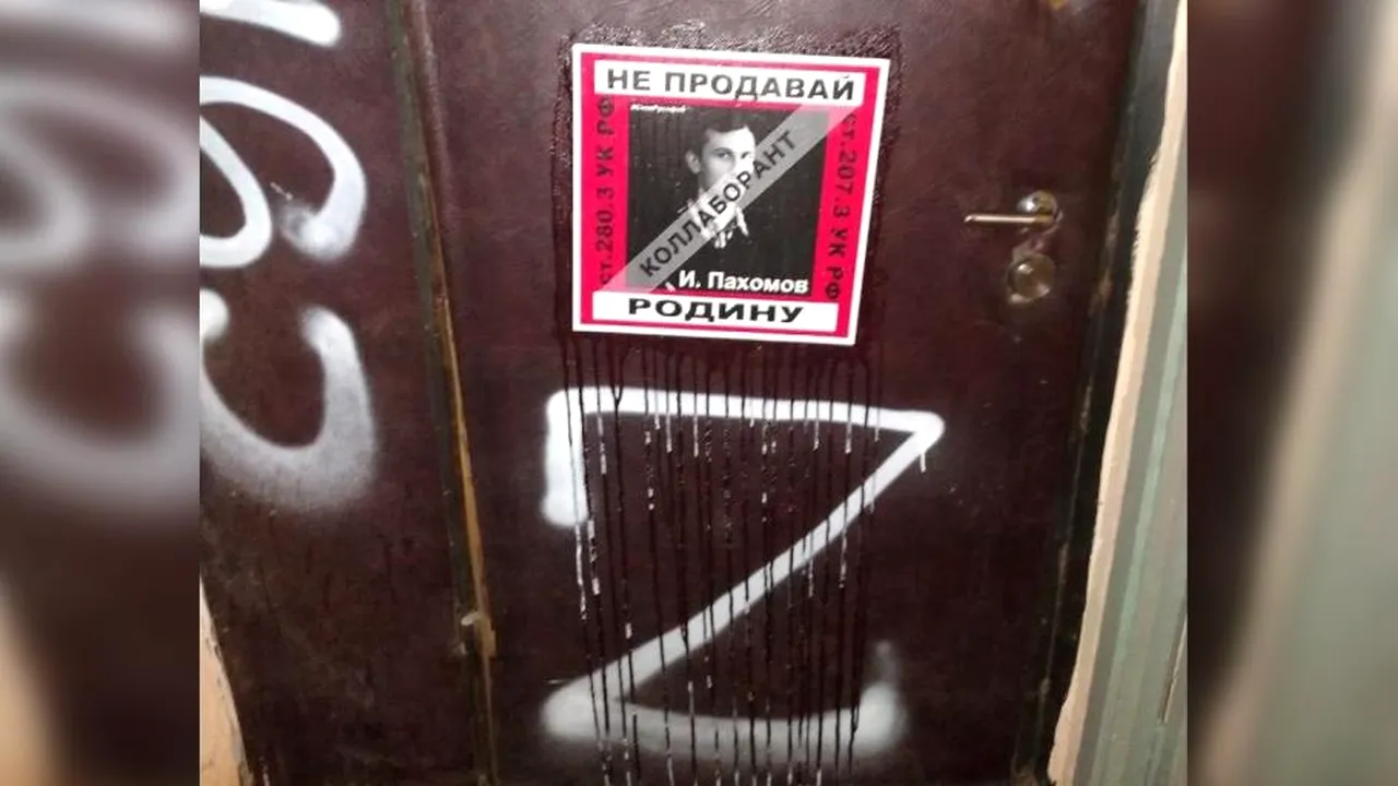 Oponenții lui Putin se trezesc cu litera „Z” pe uși, alături de mesaje de intimidare. Un jurnalist a găsit un cap de porc decapitat pe prag
