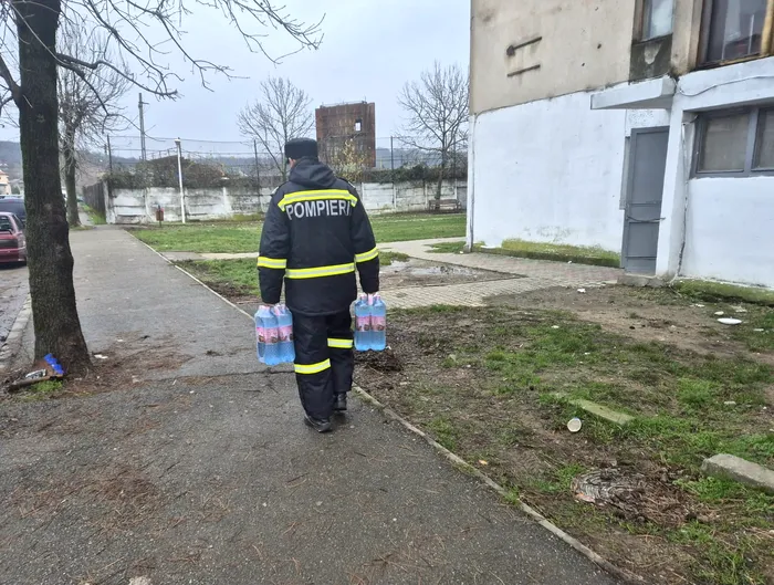 Autoritățle împart apă potabilă locuitorilor din Prahova (Foto DSP Prahova)