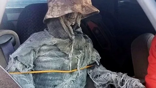Prins cu scheletul îmbrăcat în mașină: Gestul controversat al unui șofer