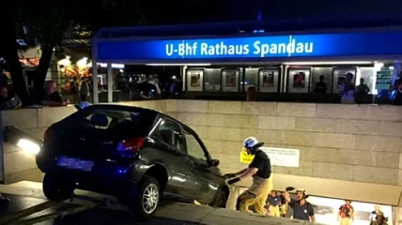Un autoturism urmărit de poliție a intrat în viteză într-o stație de metrou din Berlin. Cine era la volan