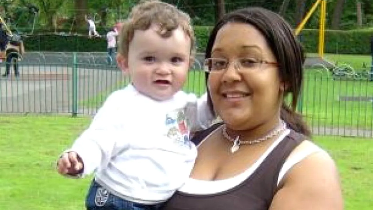 FOTO: O femeie din Marea Britanie a slăbit 44 kg, pentru a-și salva fiul de la moarte