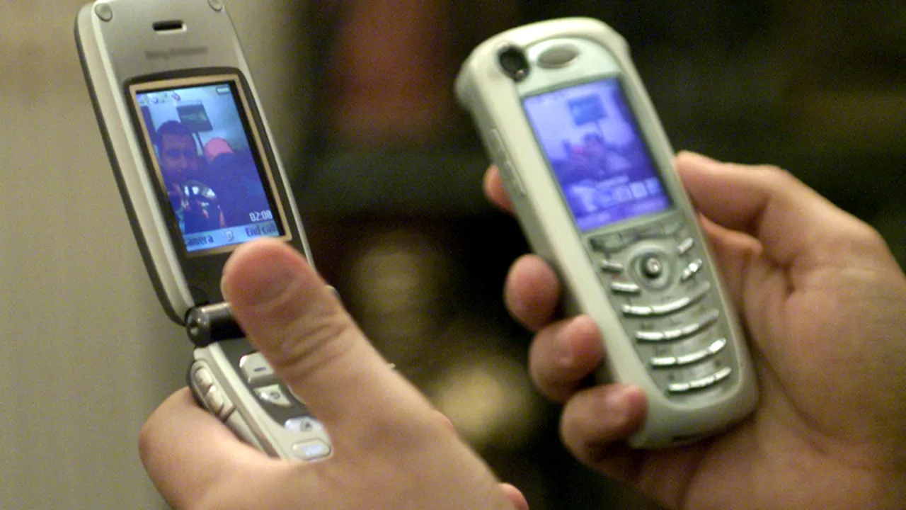 De mâine scad tarifele de interconectare la telefonia mobilă. Cât ar putea economisi românii