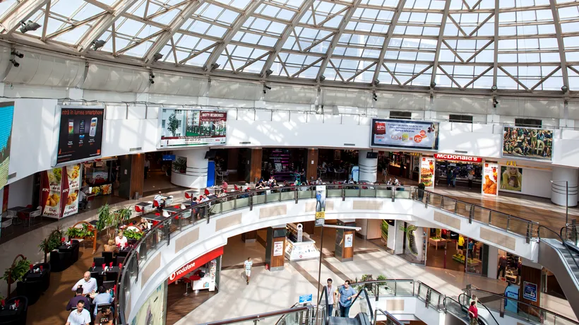 Femeia care a căzut pe scara rulantă a unui mall din București a murit la spital. UPDATE