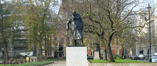 O statuie a lui Gandhi, amplasată la Londra, lângă cea a rivalului său politic, Churchill