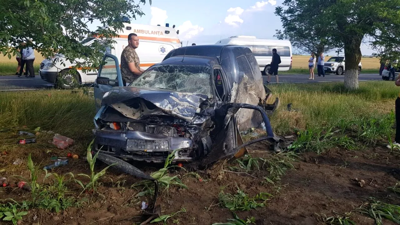 CUMPLIT. Accident produs între Ciocârlia și Cobadin. Două persoane au murit în urma impactului frontal dintre două mașini - FOTO