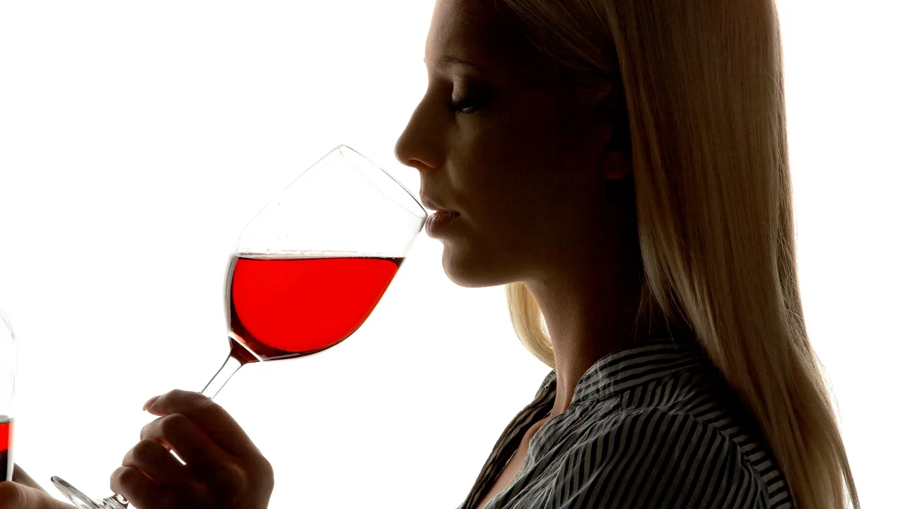 Femeie arestată în Dubai după ce a consumat UN PAHAR DE VIN în avion. 
