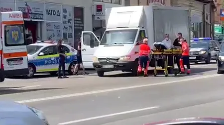 Șoferul unei autoutilitare a leșinat la volan, pe un drum din Pitești. Gestul unui polițist i-a salvat viața (VIDEO)