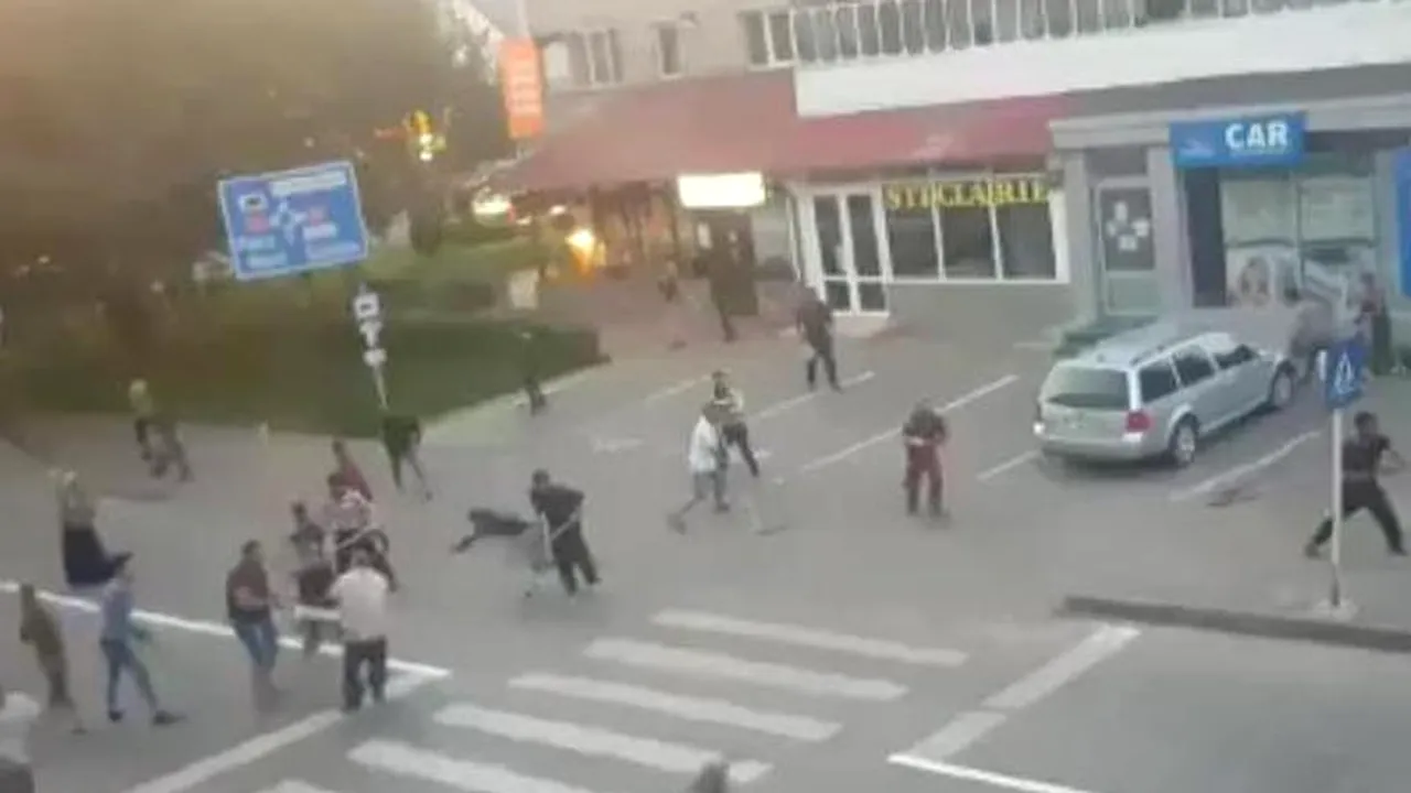 BĂTAIE cu FURCI și TOPOARE între două clanuri la Târgu Neamț. SINGURUL POLIȚIST care a intervenit cu focuri de avertisment, ignorat de romi. Zece persoane reținute
