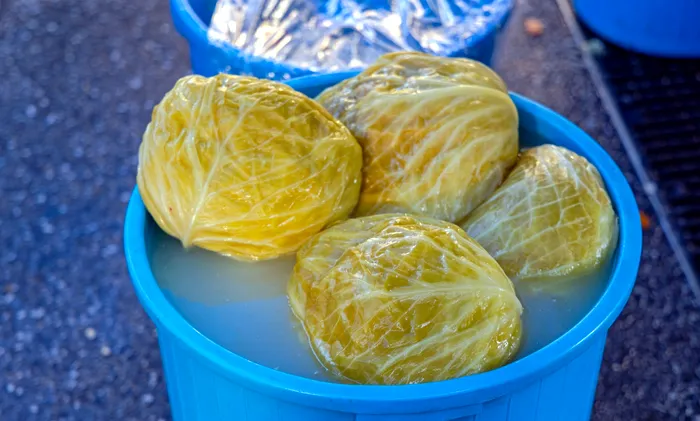 Când se pune varza la murat, potrivit tradiției românești. Ce să adaugi în butoi, pentru a căpăta o nuanță roz