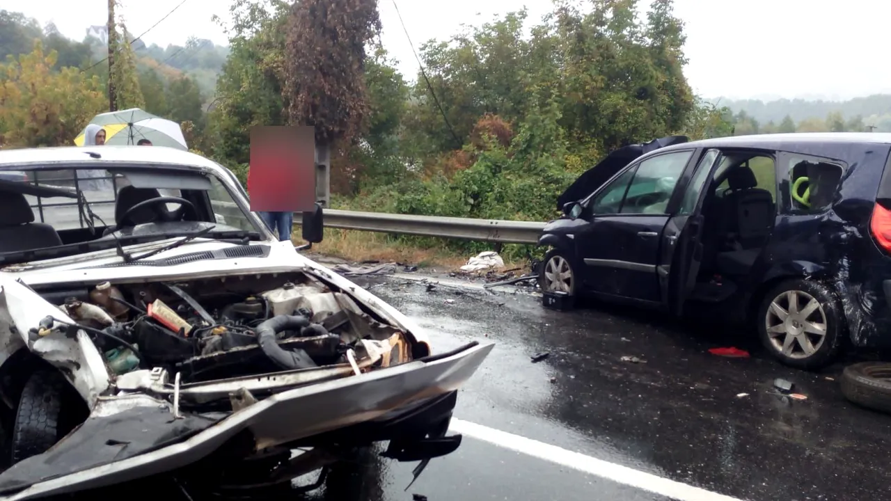 FOTO Accident grav pe Valea Oltului: Cinci răniți, între care un copil de 4 ani, după impactul dintre trei mașini 