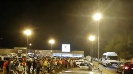 S-au călcat în picioare, la miezul nopții, pentru reducerile de la magazinul Kaufland din Târgoviște! Imagini demențiale (VIDEO)