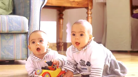 Povestea gemenilor care s-au născut în ani și decenii diferite. E o diferență de doar 30 de minute între ei