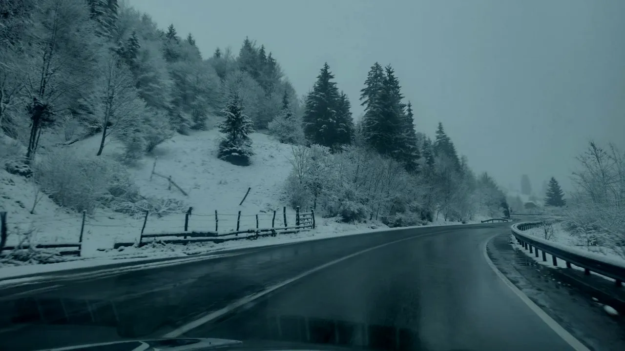 FOTO - Strat de zăpadă de 10 centimetri în Pasul Tihuţa. Cum se circulă în zonă