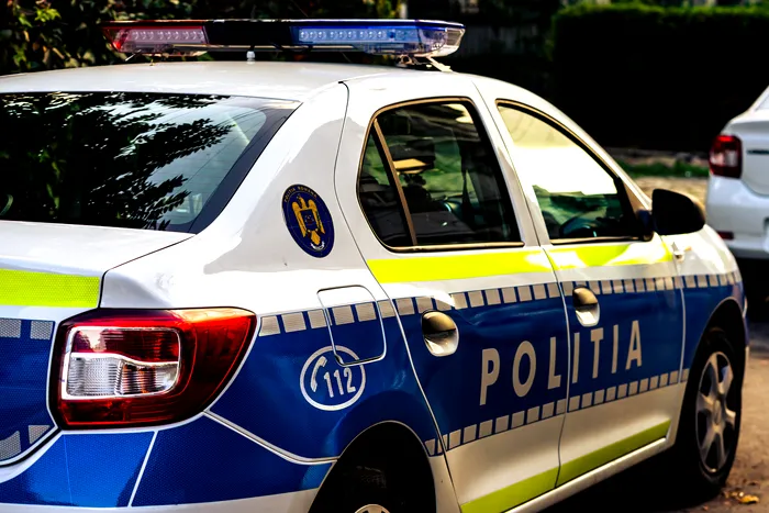 Un tânăr de 18 ani a fost arestat după ce ar fi distribuit imagini indecente cu o minoră. Victima a ajuns la spital