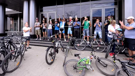 Aproximativ 30 de biciliști i-au cântat primarului „Mulți ani primească!