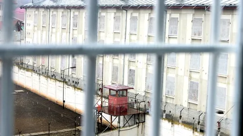 OU URIAȘ realizat din mărgele de un condamnat la închisoare pe viață pentru crimă, expus la Pitești
